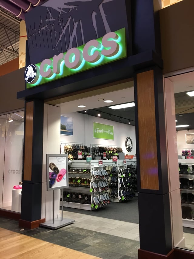 crocs-storefront-1.jpg